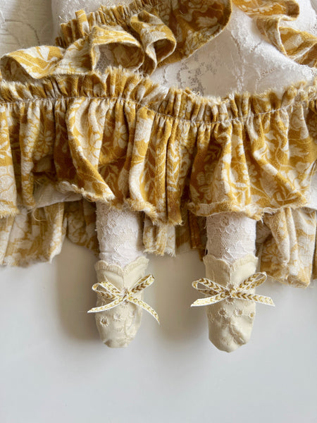 Wonder-Filled Attic Ghost// Cream & Mustard