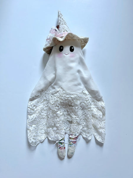 Wonder-Filled Attic Ghost// Scalloped Lace